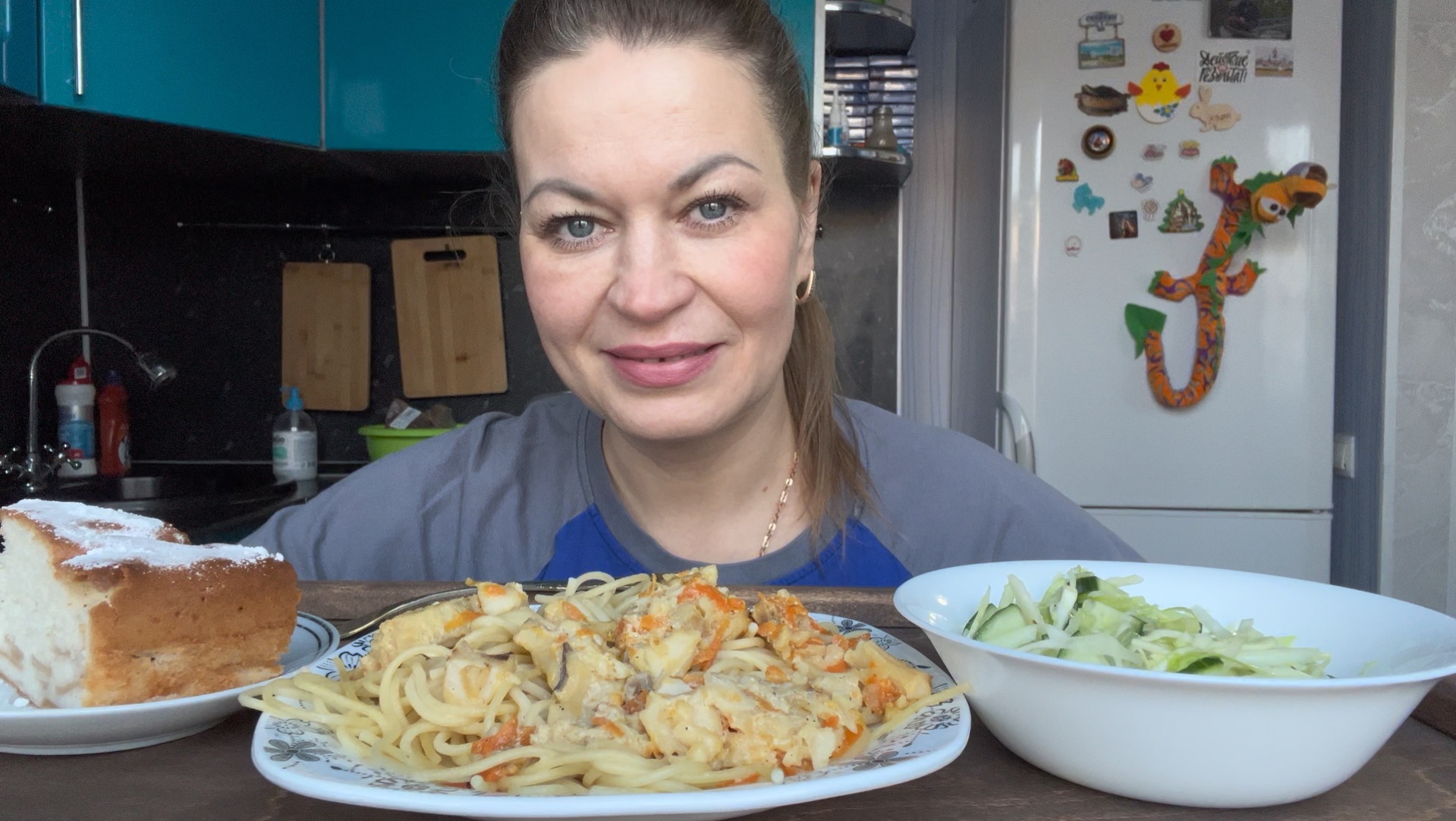 МУКБАНГ РЫБА С ОВОЩАМИ В СМЕТАНЕ /КАПУСТНЫЙ САЛАТ/MUKBANG ЕДА ОБЖОР смотреть онлайн