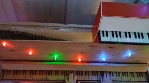 Красивая мелодия на самодельном пианино