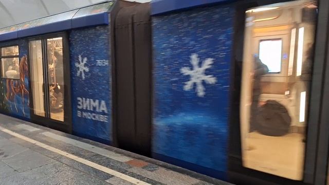 новогодний электропоезд 81-775 Москва 2020, отправляется со станции Таганская смотреть онлайн