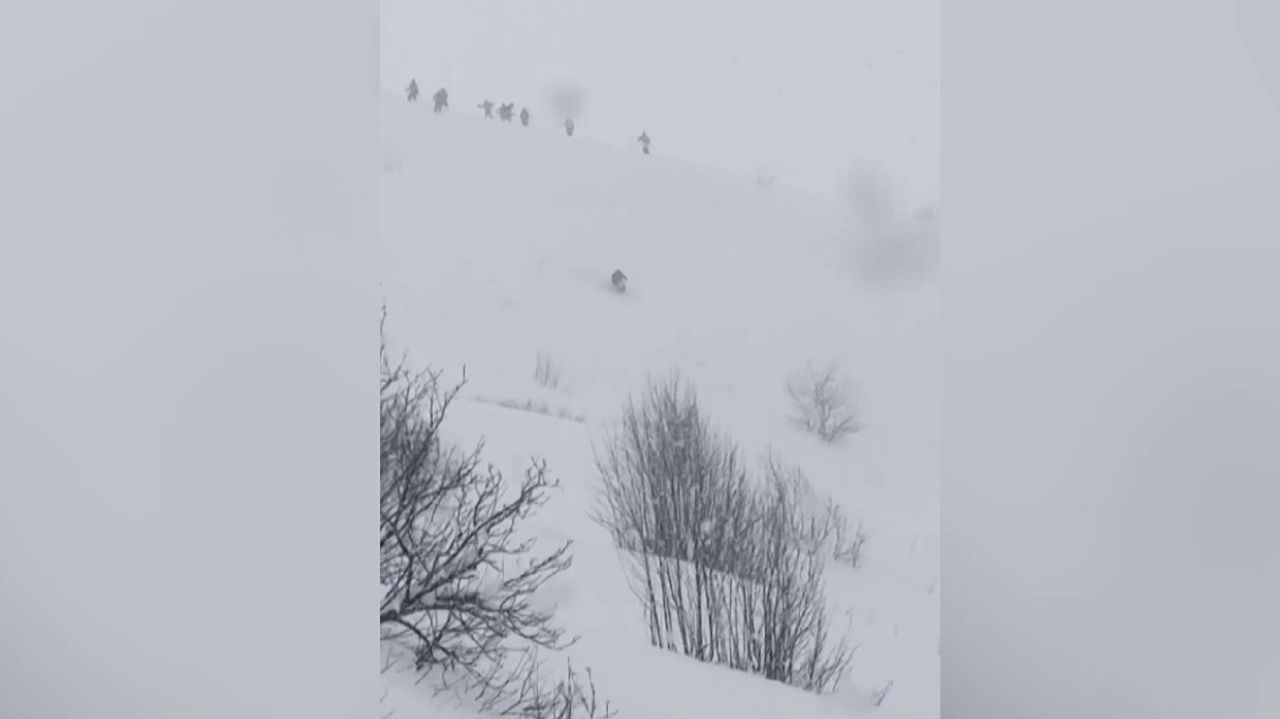 Девушку накрыло мощной лавиной в горах Сванети в Грузии смотреть онлайн