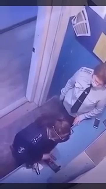 А могла и застрелить....