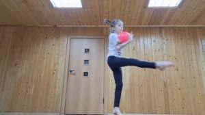 красивый и зажигательный танец с мячом