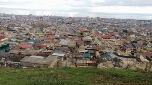 Мы находимся на крепости в Дербенте, с высоты крепости очень красивый вид Дербента