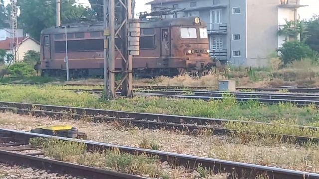 Жп маневра на изолиран локомотив "Шкода" в жп гара Касп смотреть онлайн