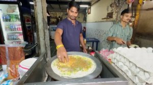 Эпический сэндвич с омлетом на масляной улице .Превосходный омлет с яйцом и хлебом