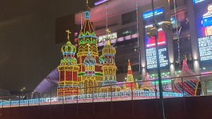 Новогодняя световая инсталляция на площади Киевского вокзала в Москве, рядом с ТЦ «Европейский».