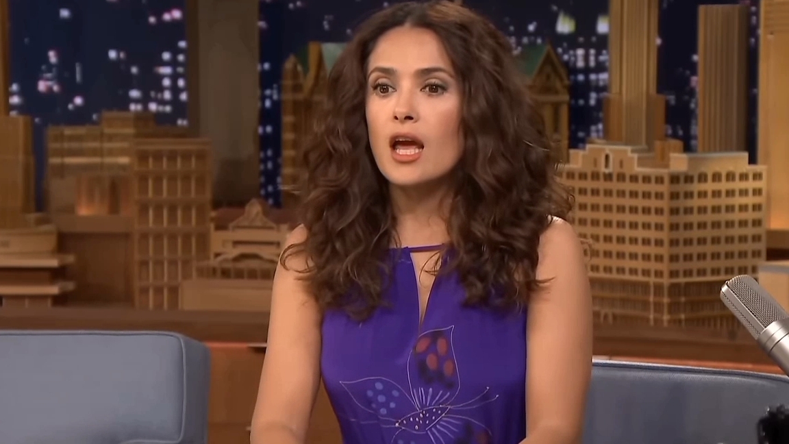 Сальма Хайек забирает с улицы бездомных собак смотреть онлайн