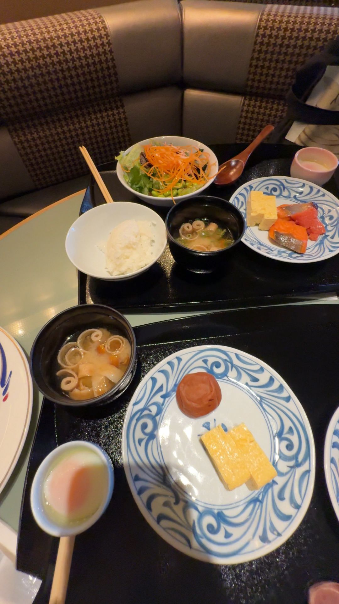 Наконец то нормальные завтраки в японской гостинице (это редкость). Осака. Япония. смотреть онлайн