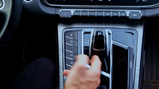 Geely Atlas Pro в 2025 – стоит ли покупать семейный кроссовер? Обзор и тест-драйв смотреть онлайн