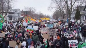 Люди протестуют в Миннеаполисе, где агент миграционной службы застрелил активистку.
