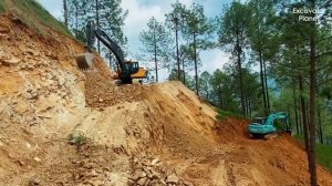 Строительство новой горной дороги с участием экскаватора | тяжелой техники, работающей в поте лица