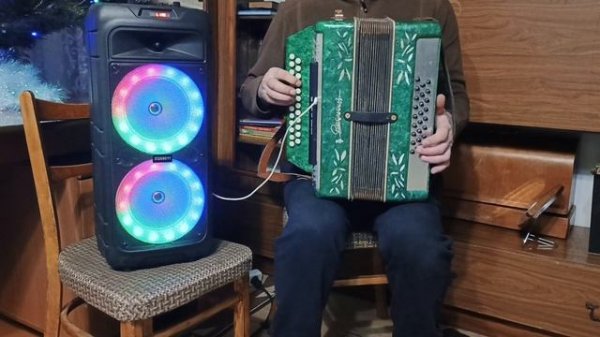 Белым снегом.