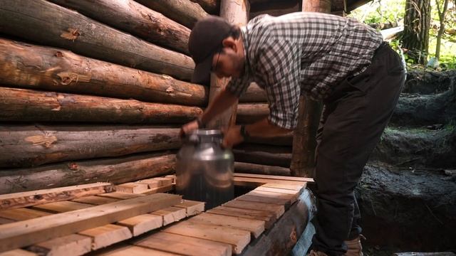 СТРОИМ СВЕРХСЕКРЕТНУЮ ЗЕМЛЯНКУ В ЛЕСУ - Год стройки от А до Я за 60 минут! смотреть онлайн