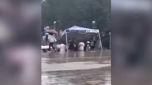 Она не Знала, что Ее Снимает Камера Наблюдения!