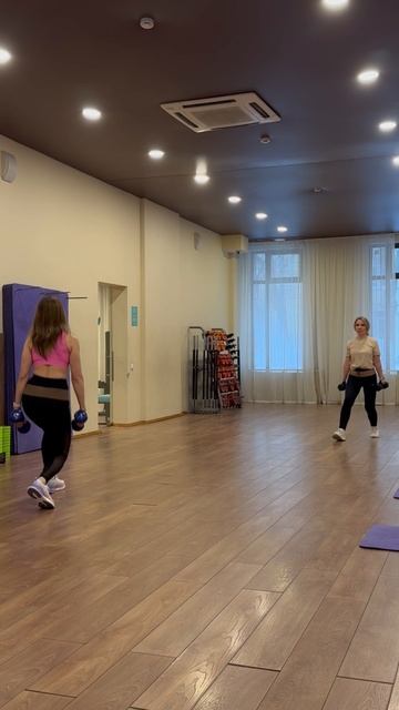 Выпады двойные  в ходьбе