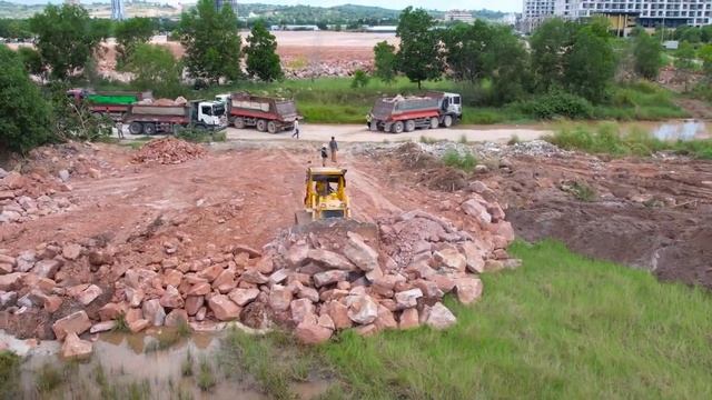 Starting Point Filling Stone Huge Land Use Operator Bulldozer, Dump Truck Moving Stone in Processing смотреть онлайн