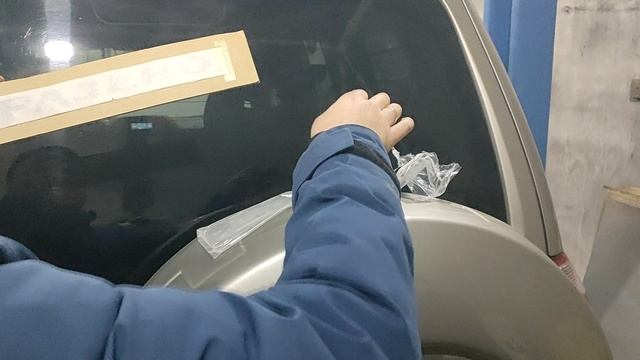 Клею новые эмблемы на паджеру после кузовного ремонта