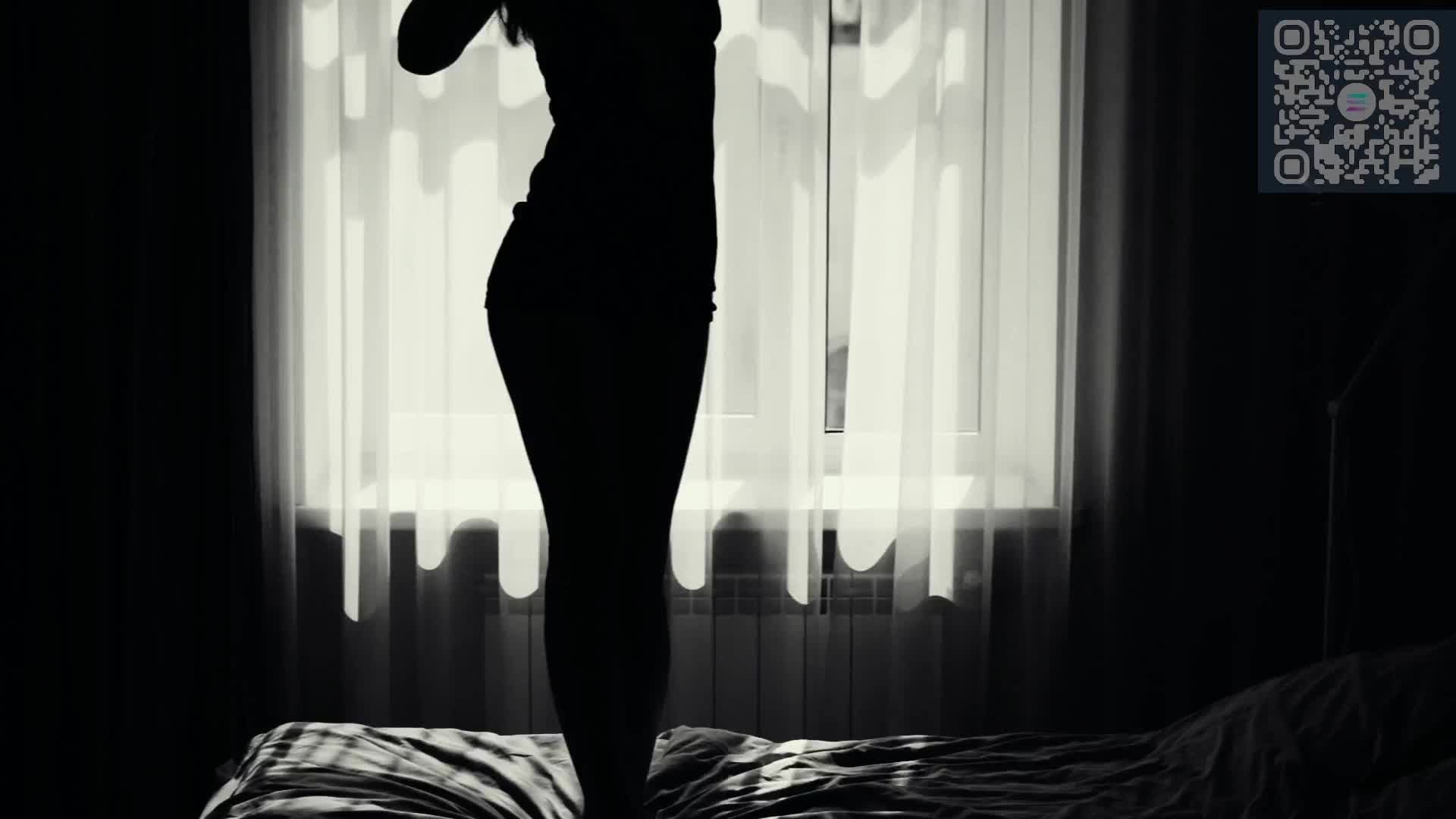 Девушка прыгает на кровати. Эротика смотреть онлайн