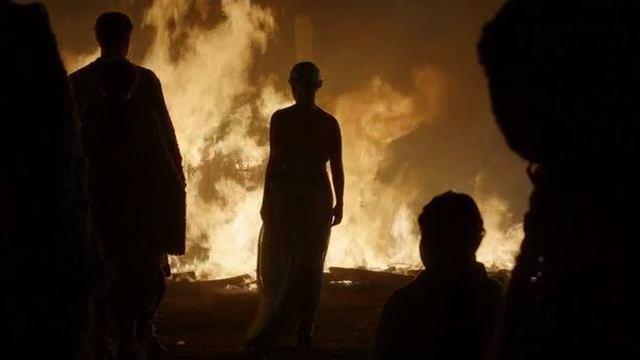 Игра престолов.Дейнерис возрождается из пепла с драконами. смотреть онлайн