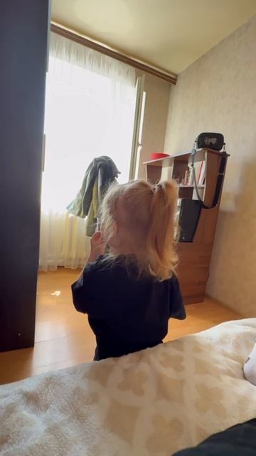 Сочная вкусная клубника, но Злата не жадина...