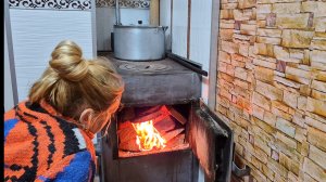 Жизнь в Деревне,растопила печь,наварила для кошек,про комментарии