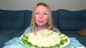 Мукбанг опять пельмени с мясом и капустой, селедка, капуста квашенная, огурцы. Еда.