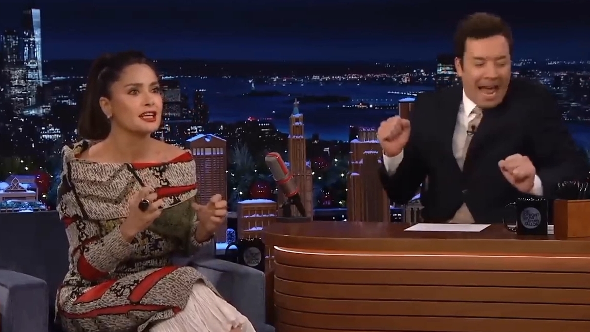 Сальма Хайек Пино рассказывает о своей выходке на чемпионате мира, фальшивых рождественских подарках смотреть онлайн