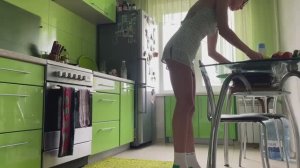 ❤️ Уборка на кухне в коротком платьице.