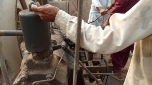 Запуск большого старого дизеля, Пакистан.