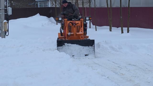 Уборка снега на 907 фронтальном погрузчике. смотреть онлайн