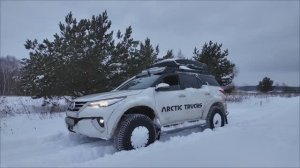 Как едет Toyota Fortuner в снегу? Тактика преодоления глубокого снега