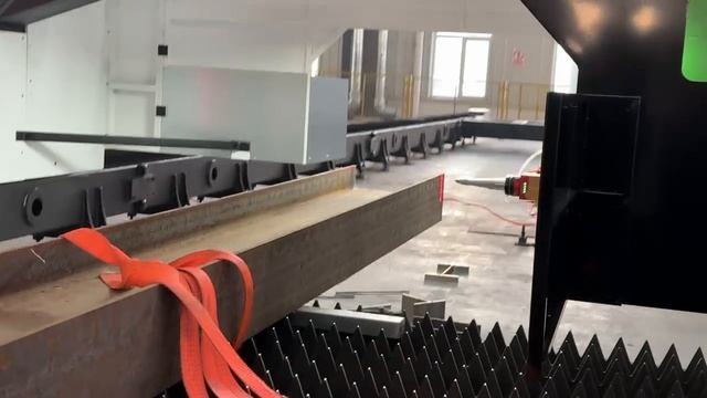 Двутавровые балки — демонстрация вертикальной резки 1 — XTLASER — станки серии HPC смотреть онлайн