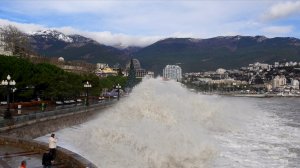 Крым Ялта. Огромные волны накрывают набережную. Мощной шторм 2026. Водопад Учан-Су