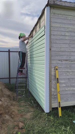 Сайдинг и бытовка. 16.09.2025г. Стена вторая. Рубрика Сделай сам!