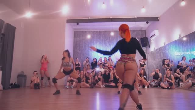 Твёрк от горячих девчонок 🔥 Жопы качают на максимуме — пацаны, это чистый кайф 2026! смотреть онлайн