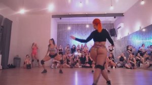 Твёрк от горячих девчонок 🔥 Жопы качают на максимуме — пацаны, это чистый кайф 2026!