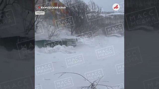 Ветер сбивает людей с ног: снежный циклон парализовал Камчатку смотреть онлайн