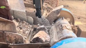 Строительство, дробление щебёнки. огромные камни