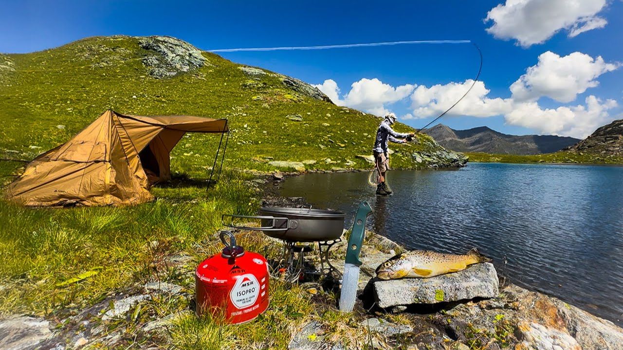 Одиночное кемпинг и рыбалка на удаленном горном озере / Поймать и приготовить смотреть онлайн