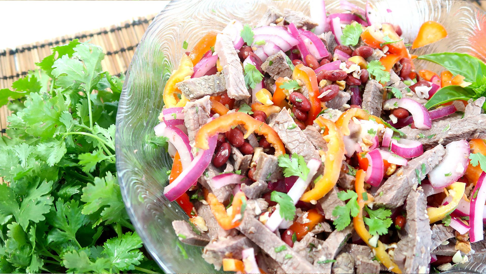 Классический салат «Тбилиси» с говядиной и красной фасолью