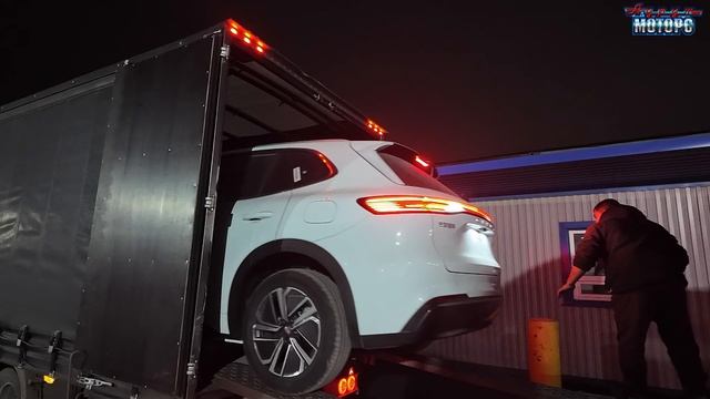 Принимаем Geely Galaxy Starhip 7EM-i и VW Tiguan L Pro в Москве смотреть онлайн