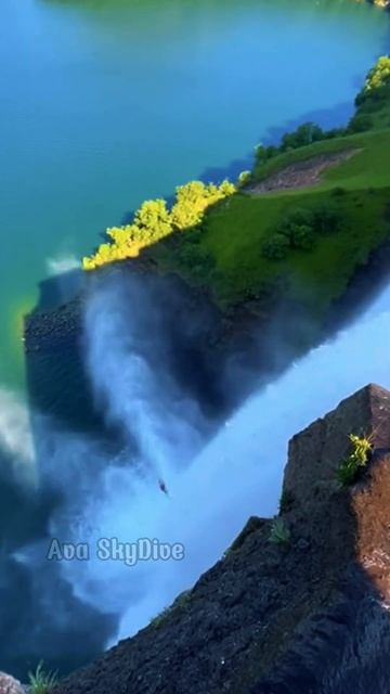 Прыгнула в водопад смотреть онлайн