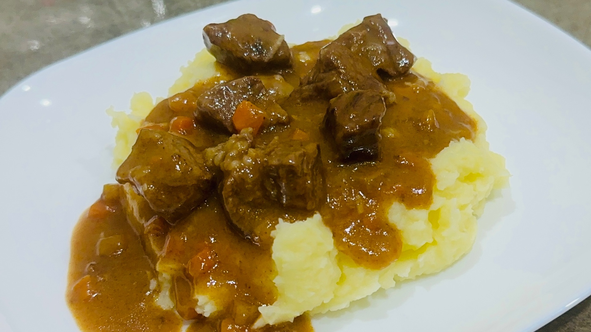 Гуляш из говядины с подливкой / Классический гуляш из говядины с томатной подливкой на сковороде смотреть онлайн