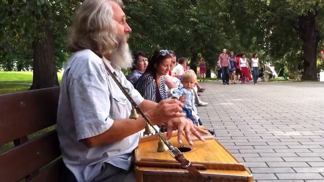 Гусляр Любослав - Александр Субботин. Игра на гуслях в парке.