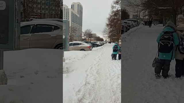 Ульяновск 13 января 2026 года. Улица Минаева. Дороги чистят, тротуары нет.
