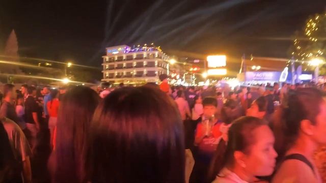 Камбоджа прогулка по рынку на реке настоящая уличная еда и атмосфера 🚶♂️ смотреть онлайн