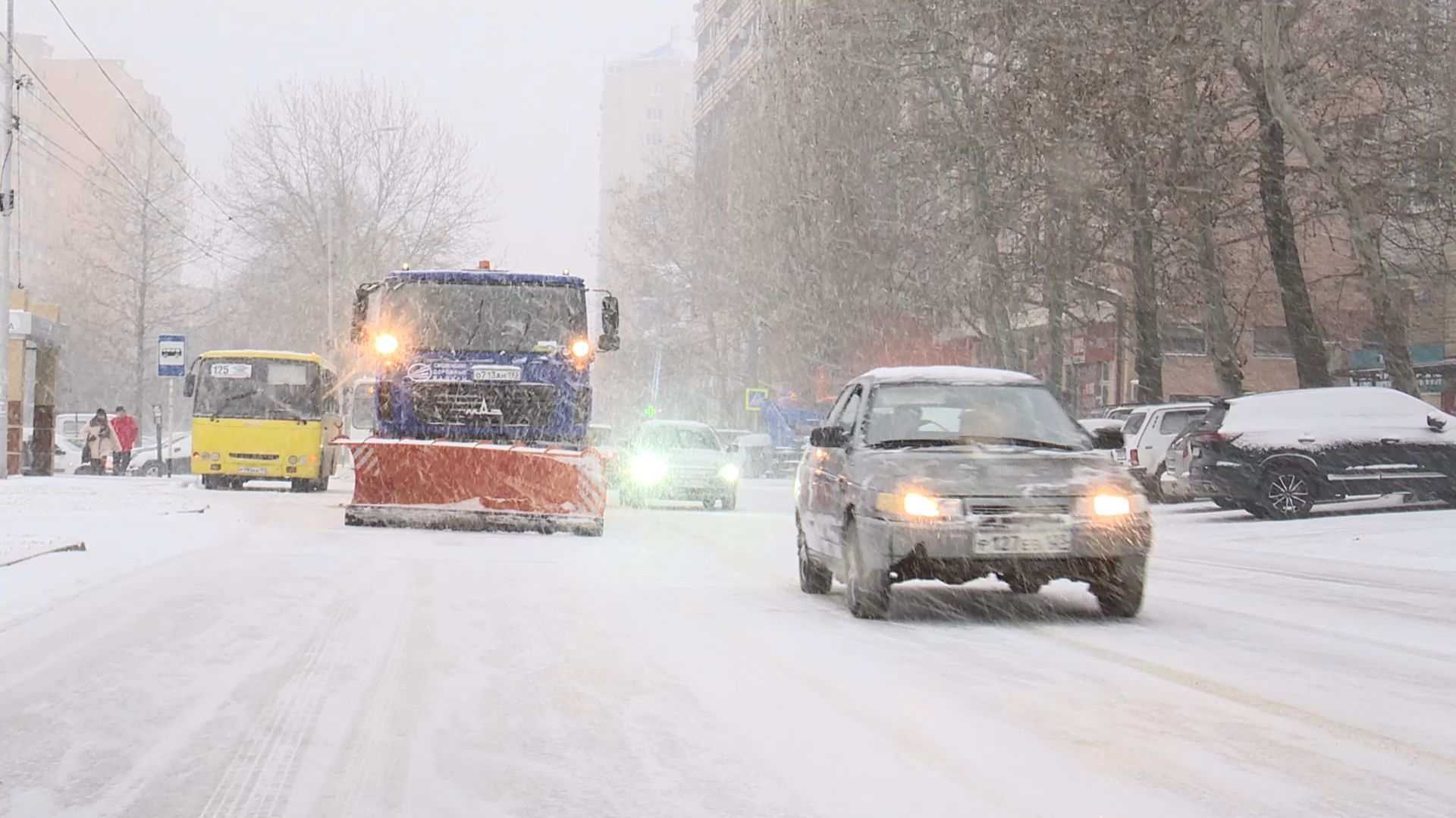 Городские службы Анапы ликвидируют последствия снегопада смотреть онлайн
