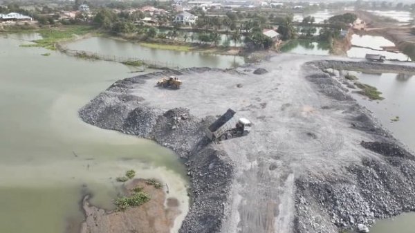 The stone slabs into the large lake are connected to one side of the lake