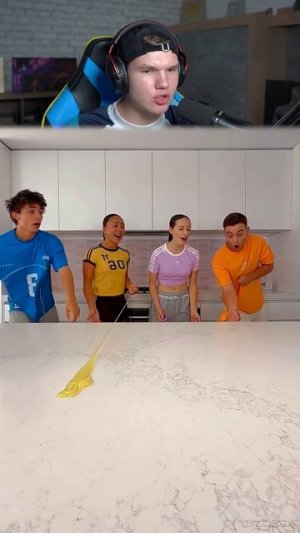 ОСТАВЬ КОММЕНТ И ПОЛУЧИ 7 ЛЕТ ВЕЗЕНИЯ! 😂🍀 #shorts #шортс #челлендж #прикол #пранк #шутка #мем #роф