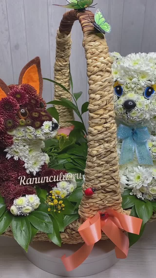 Лисичка и медвежонок из живых цветов смотреть онлайн